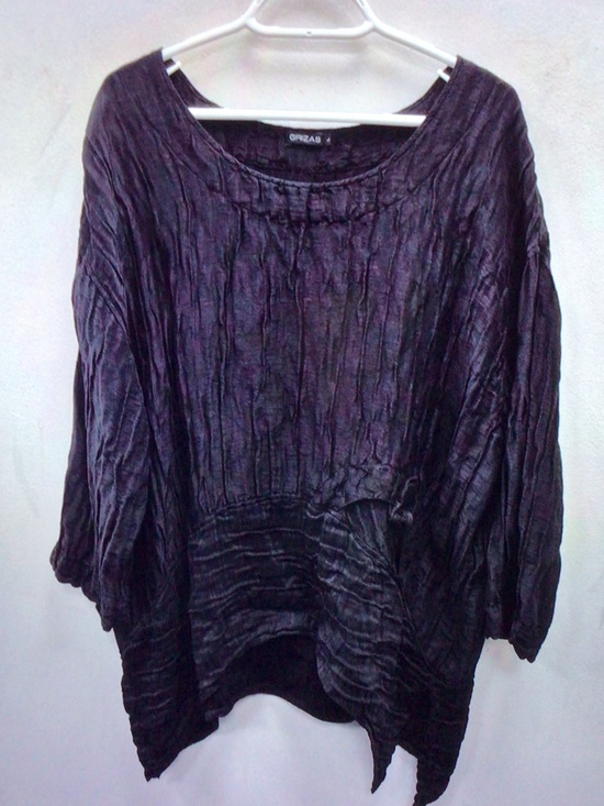 Grizas Tops - Grizas Textured Scoop-Neck Tunic in Black with Purple Sheen